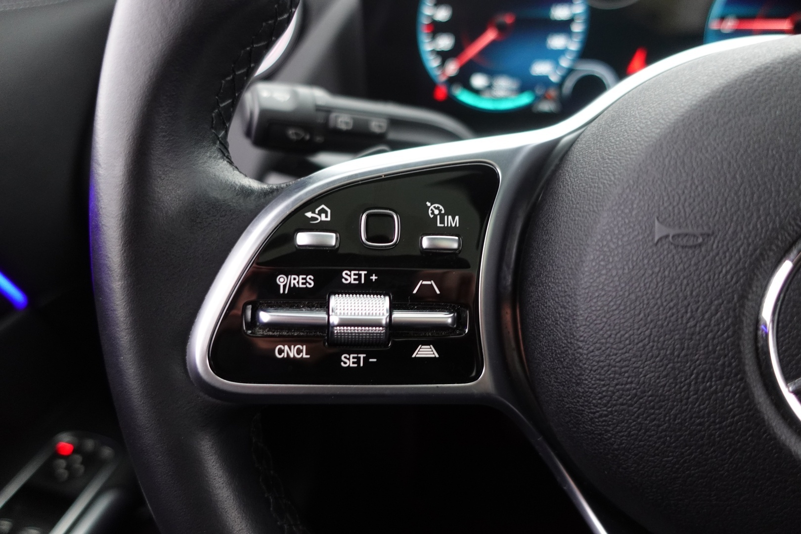 MERCEDES-BENZ EQA 2022