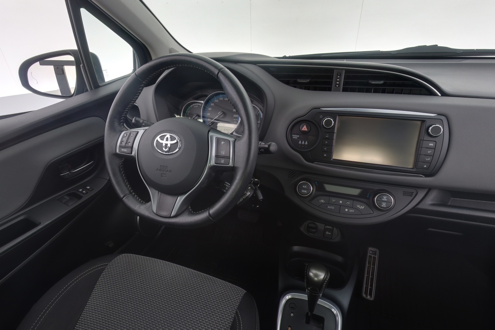 TOYOTA Yaris 2015