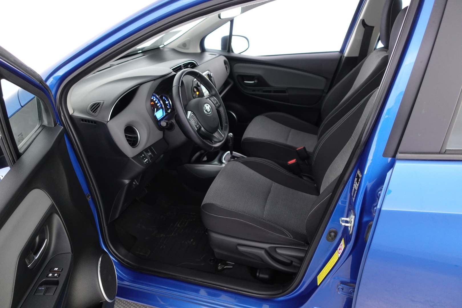 TOYOTA Yaris 2015