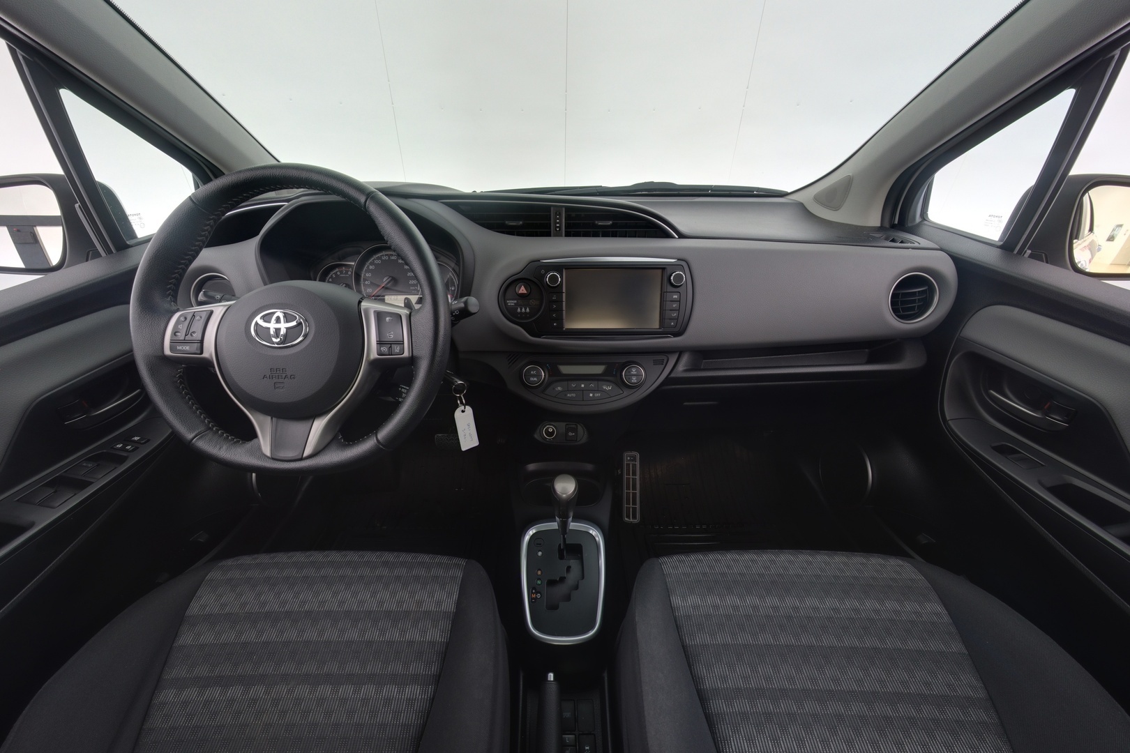 TOYOTA Yaris 2016