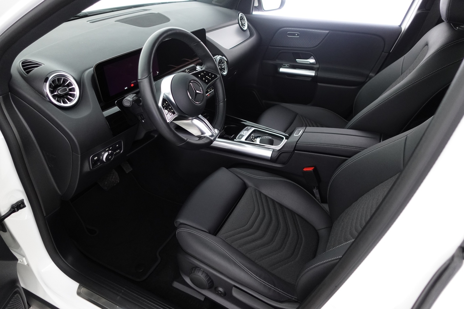 MERCEDES-BENZ EQA 2024