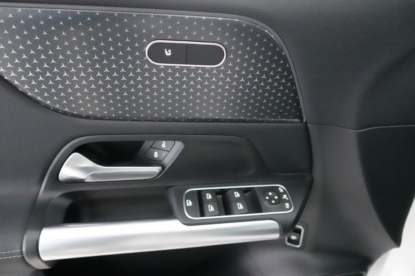 MERCEDES-BENZ EQA 2024