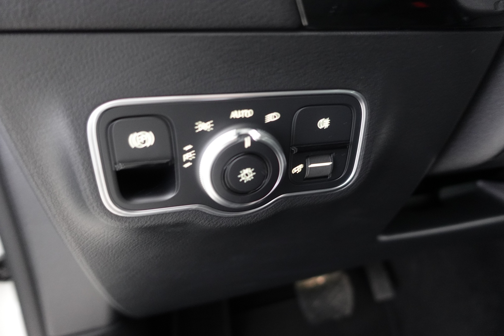 MERCEDES-BENZ EQA 2024