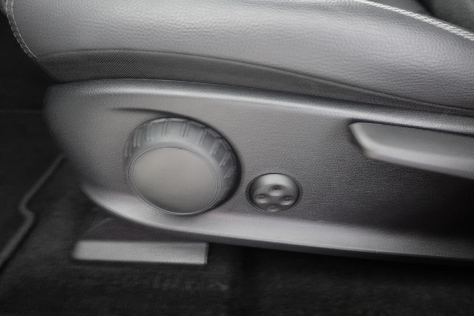 MERCEDES-BENZ EQA 2024