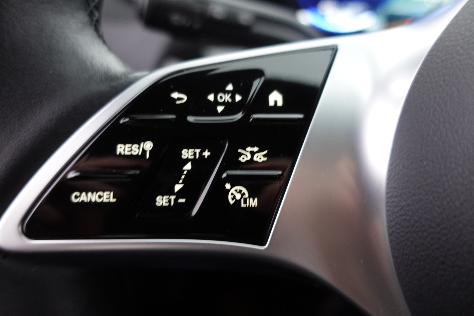 MERCEDES-BENZ EQA 2024