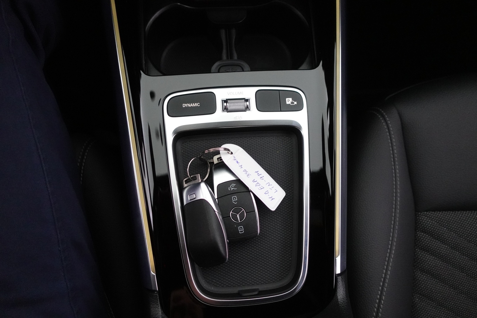 MERCEDES-BENZ EQA 2024