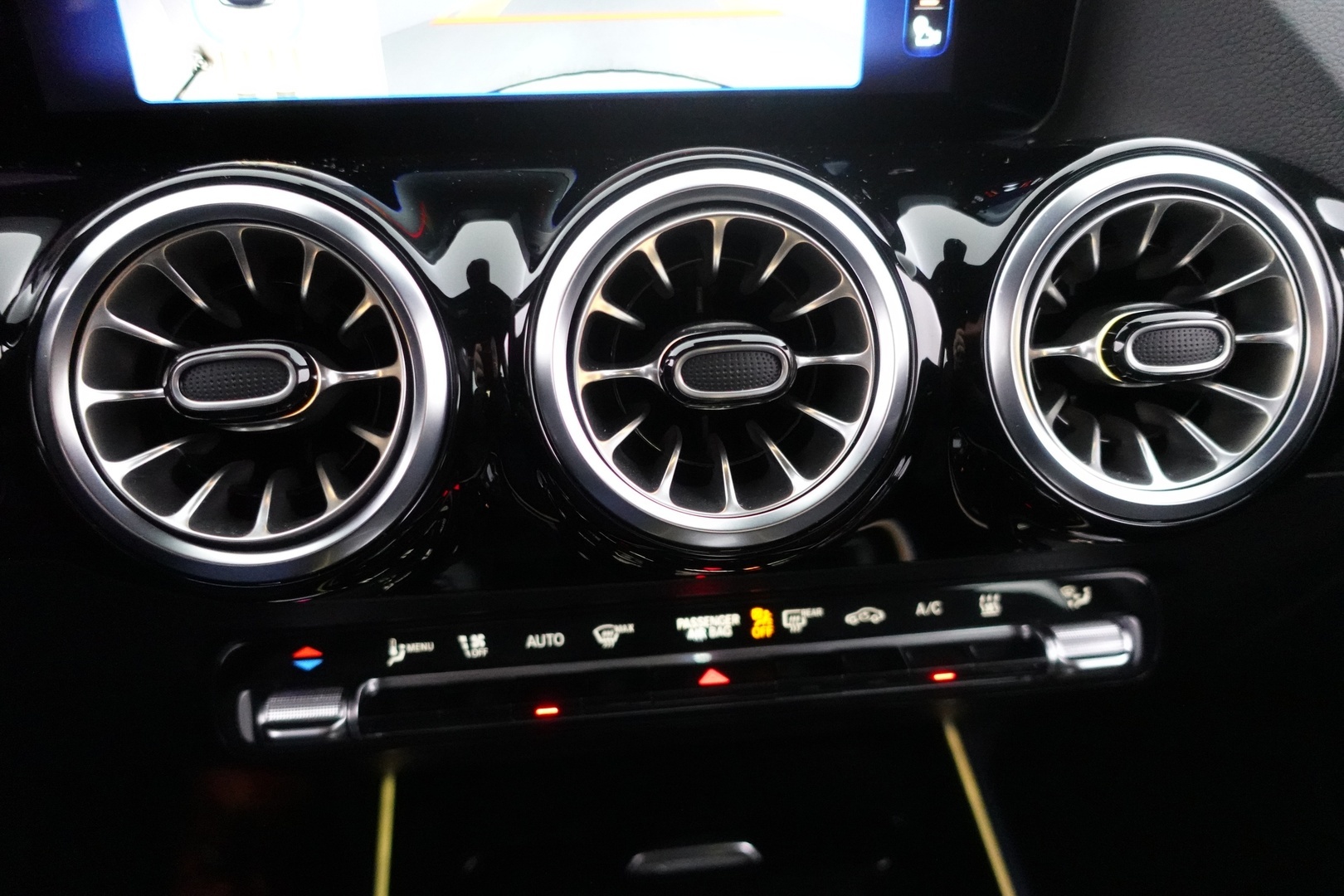 MERCEDES-BENZ EQA 2024