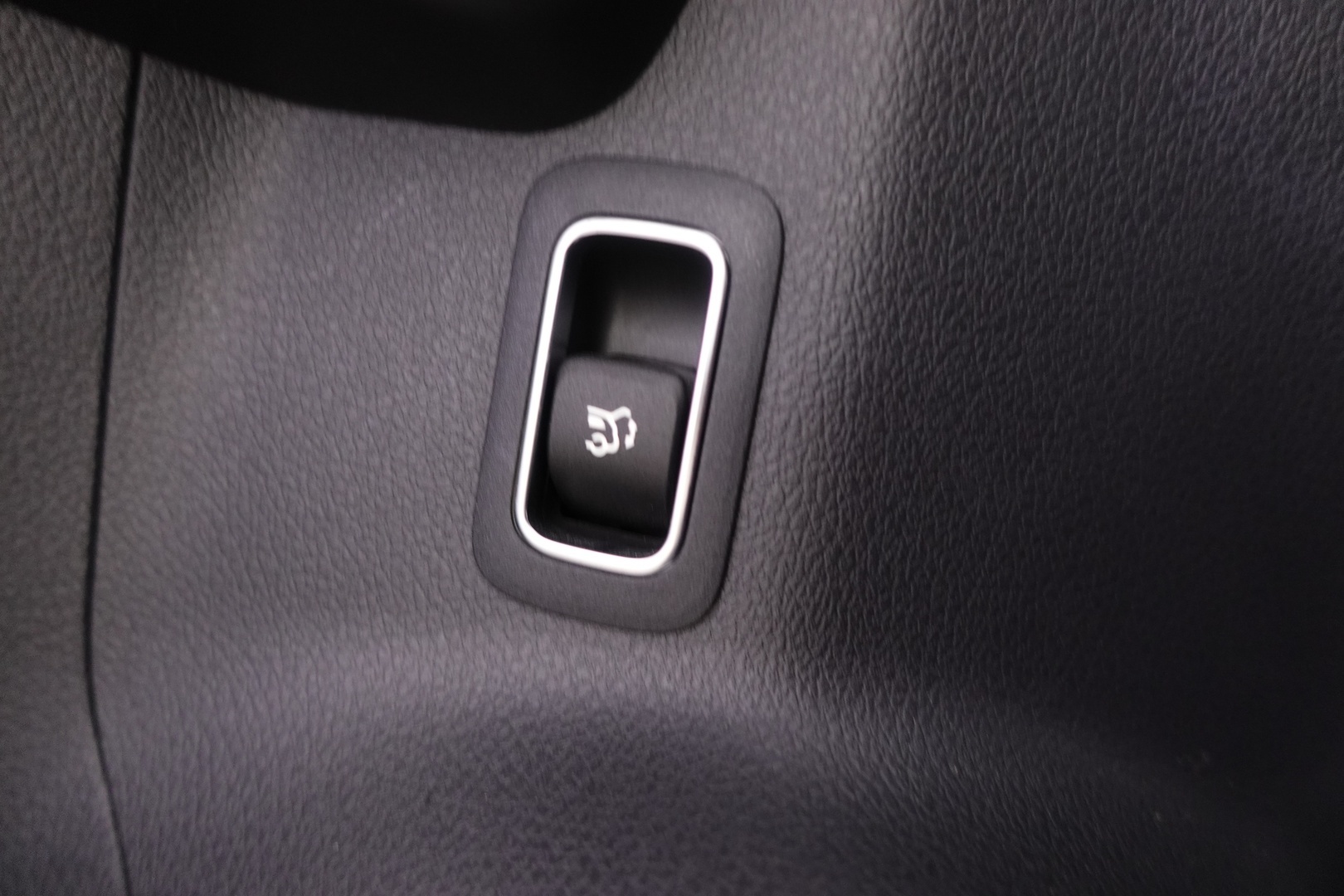 MERCEDES-BENZ EQA 2024