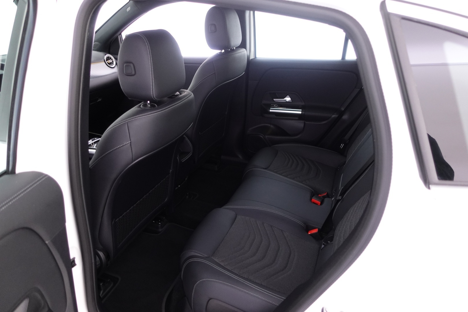 MERCEDES-BENZ EQA 2024