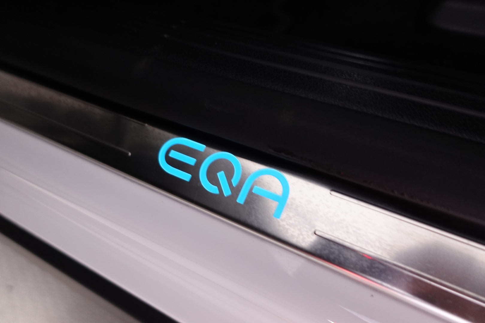 MERCEDES-BENZ EQA 2024