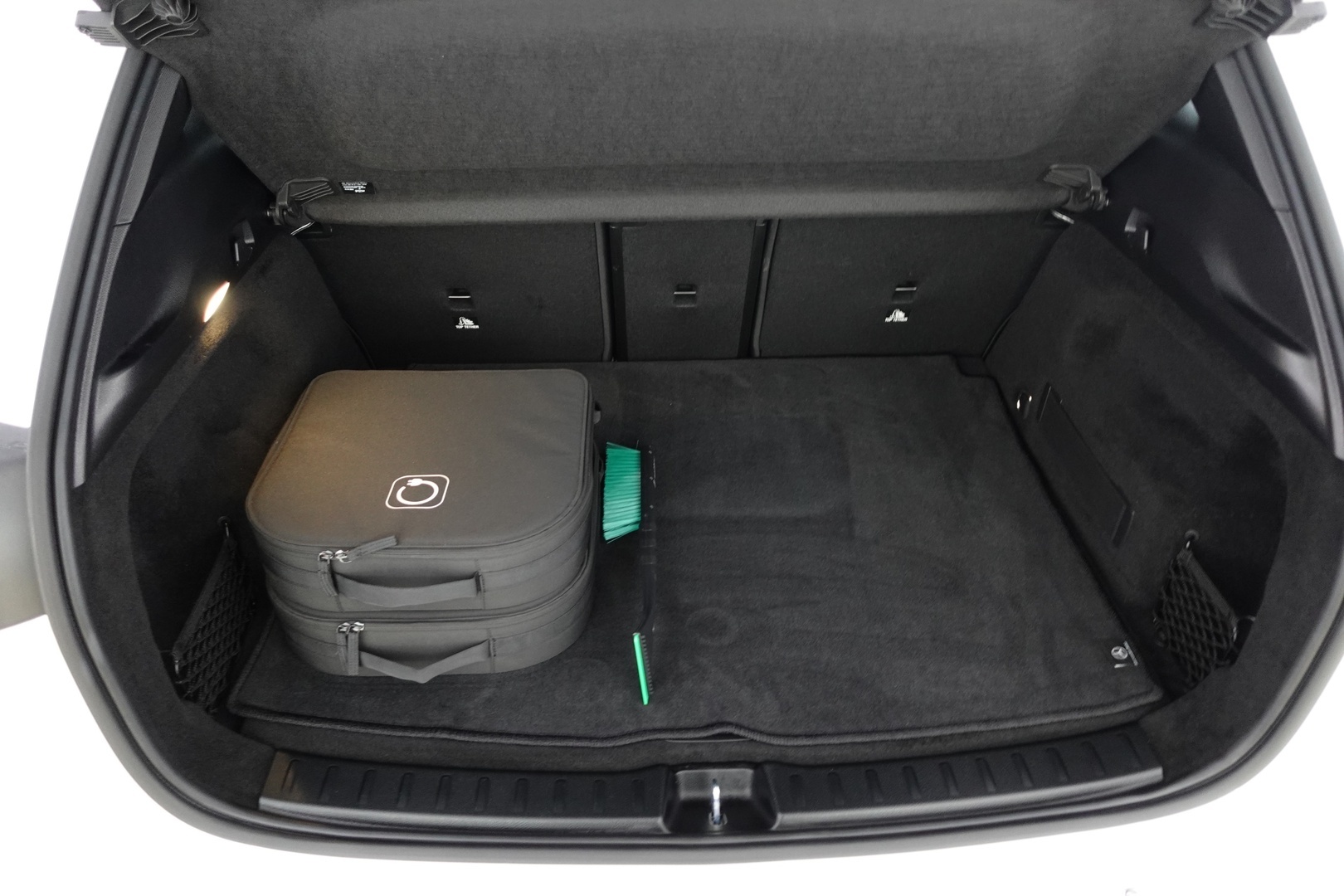 MERCEDES-BENZ EQA 2024