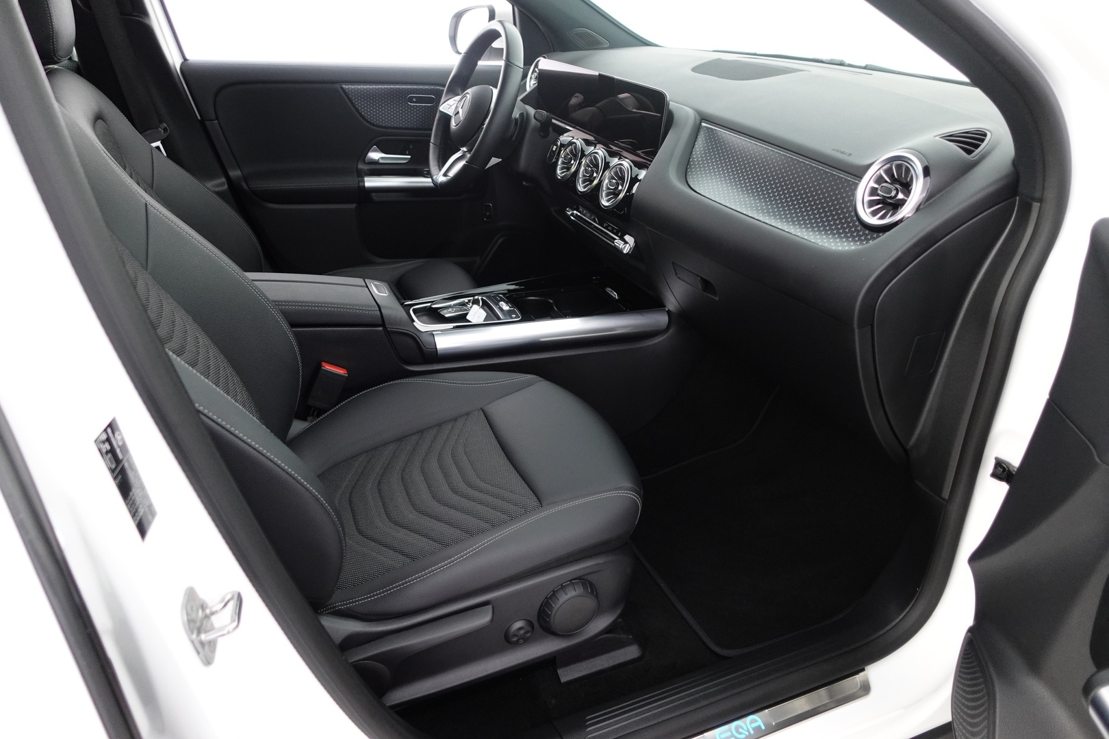 MERCEDES-BENZ EQA 2024