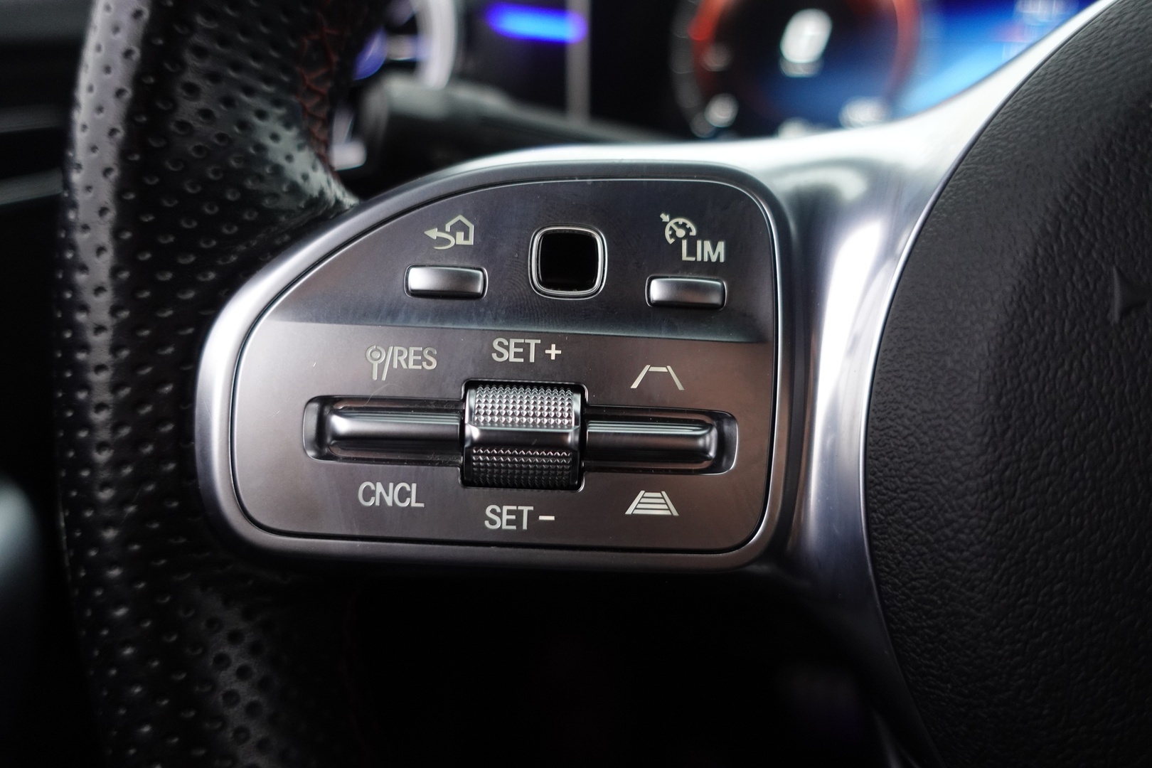 MERCEDES-BENZ A 2020