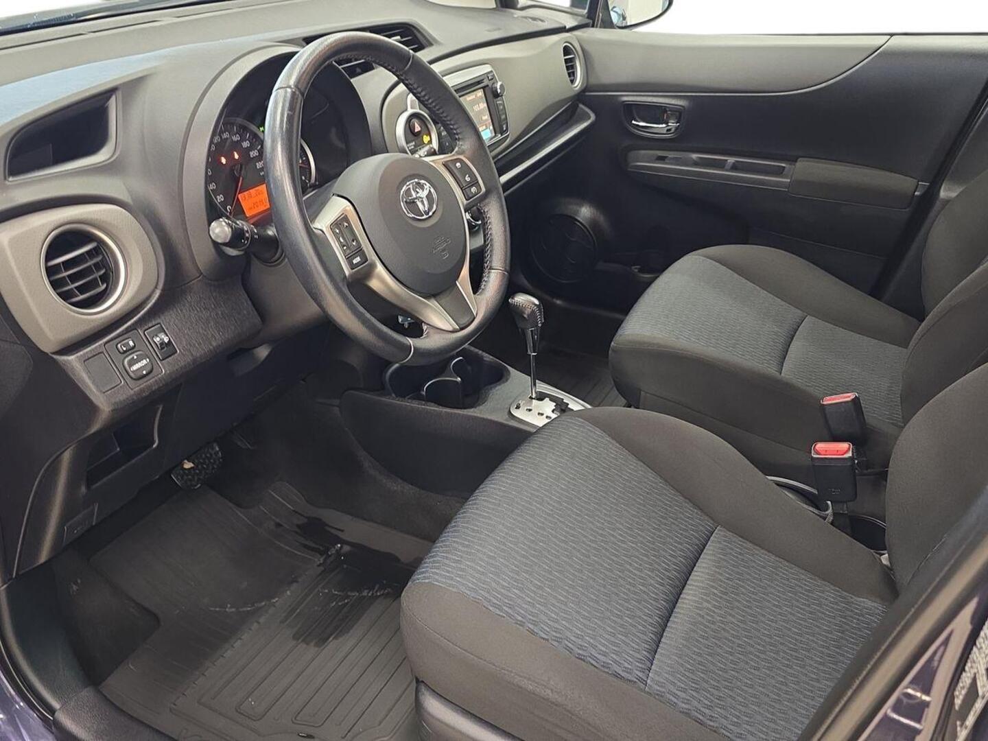TOYOTA Yaris 2013