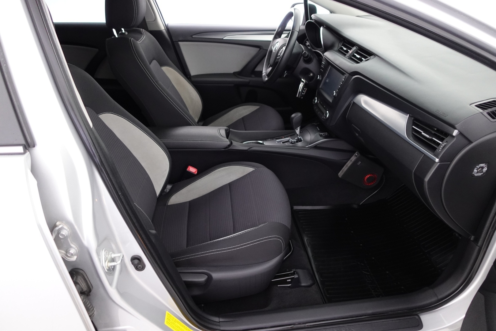TOYOTA Avensis 2017
