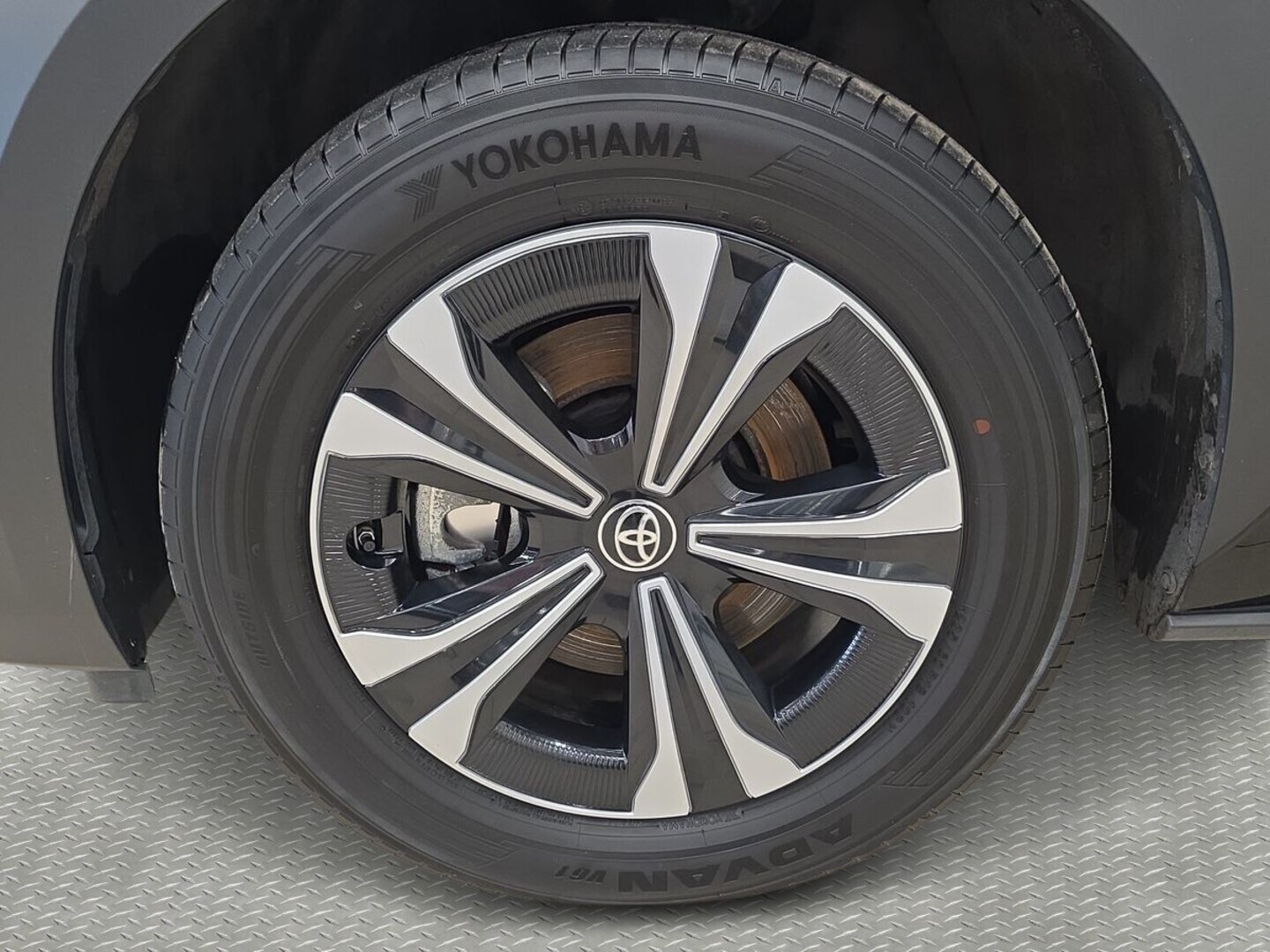 TOYOTA bZ4X 13
