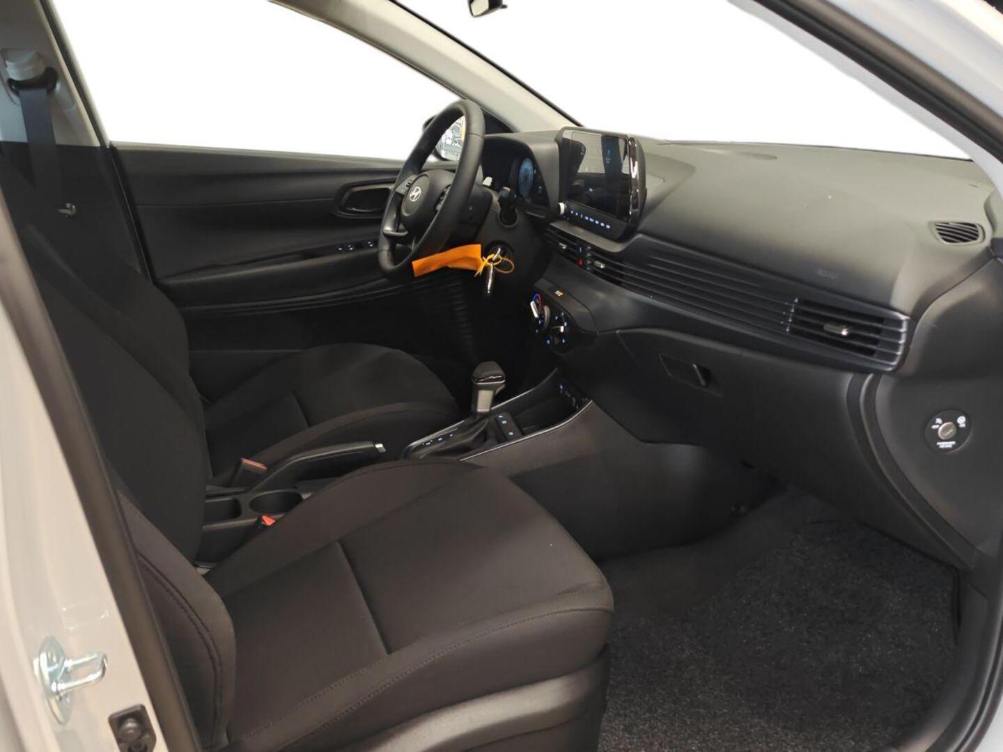 HYUNDAI i20 Hatchback 14