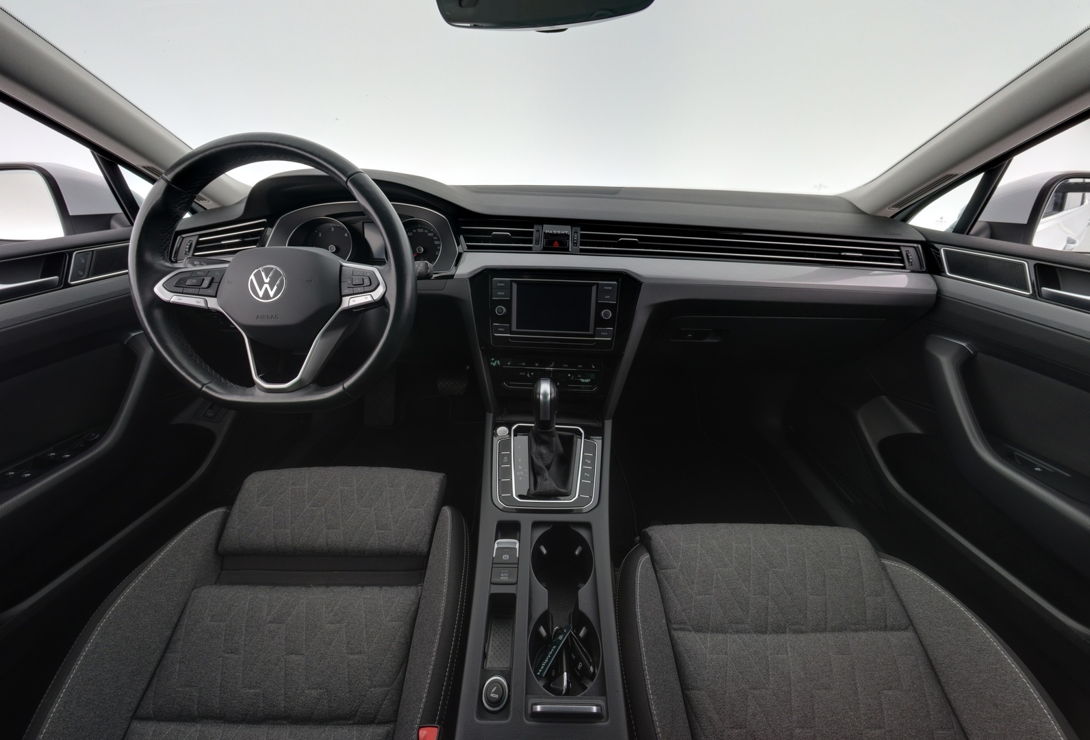 VOLKSWAGEN Passat 2023