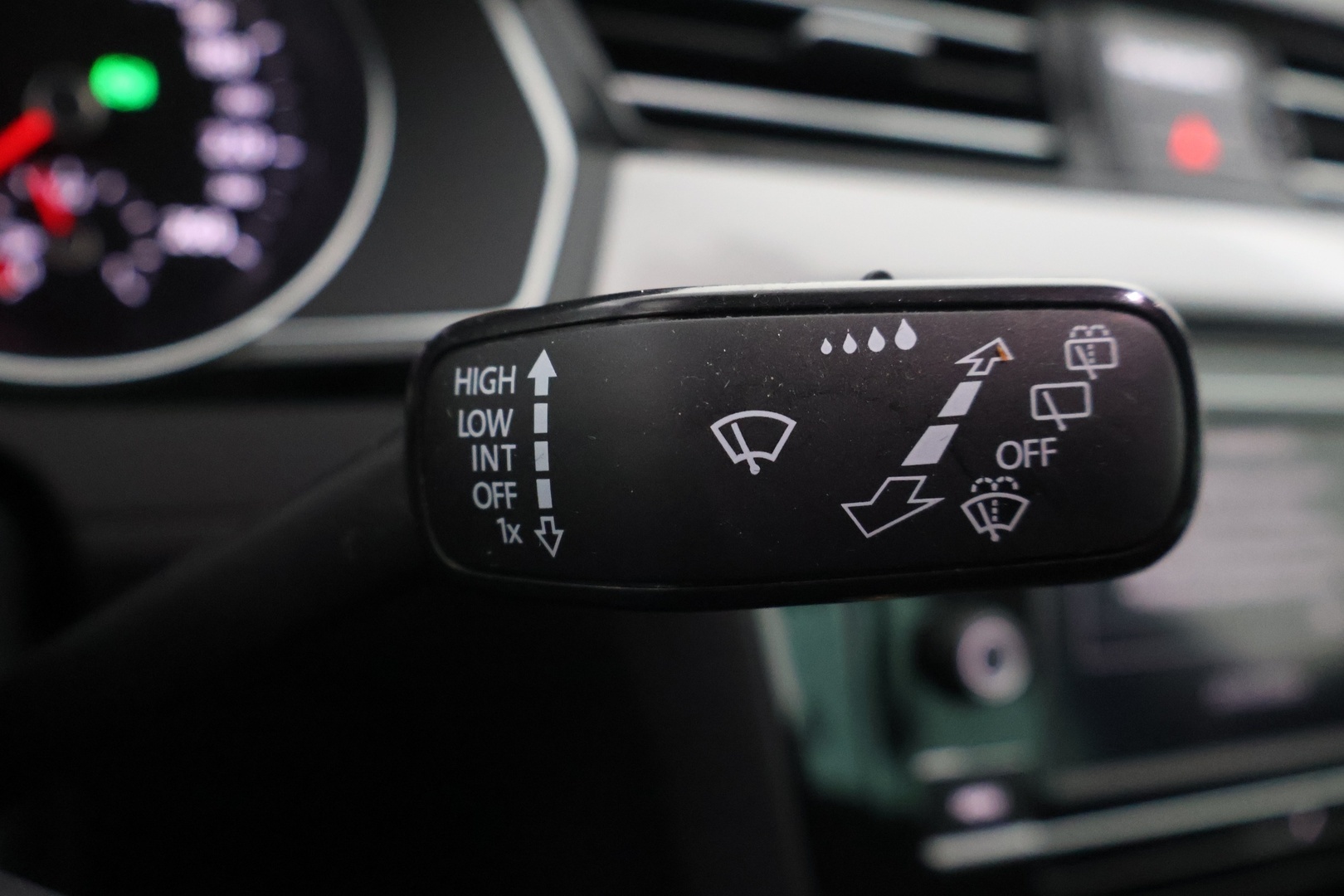 VOLKSWAGEN Passat 2023