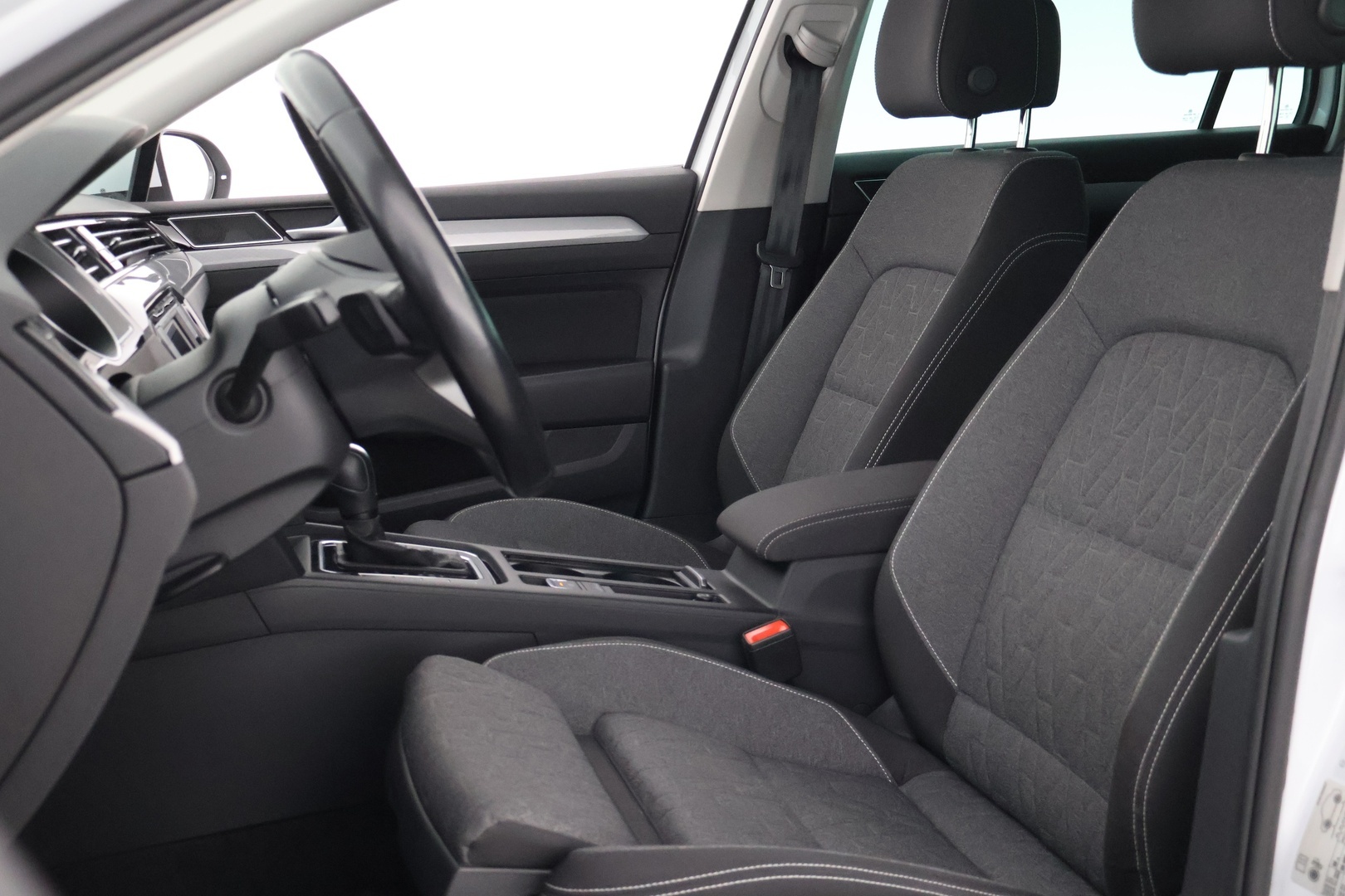 VOLKSWAGEN Passat 2023