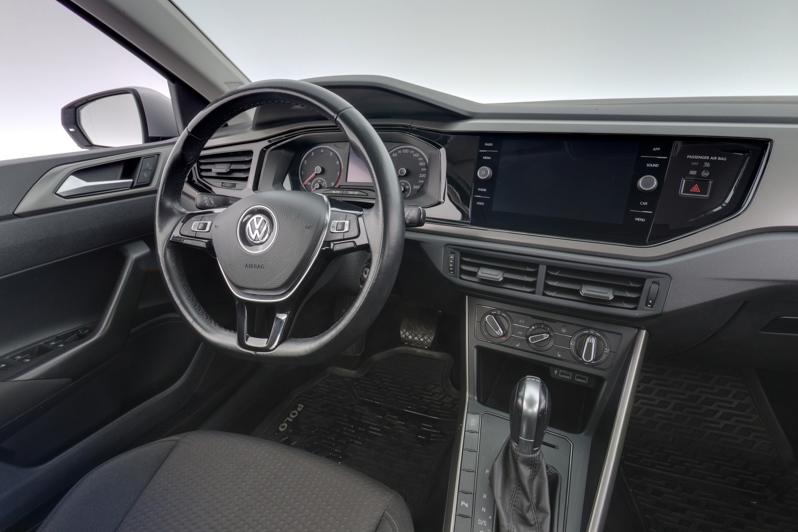 VOLKSWAGEN Polo 11