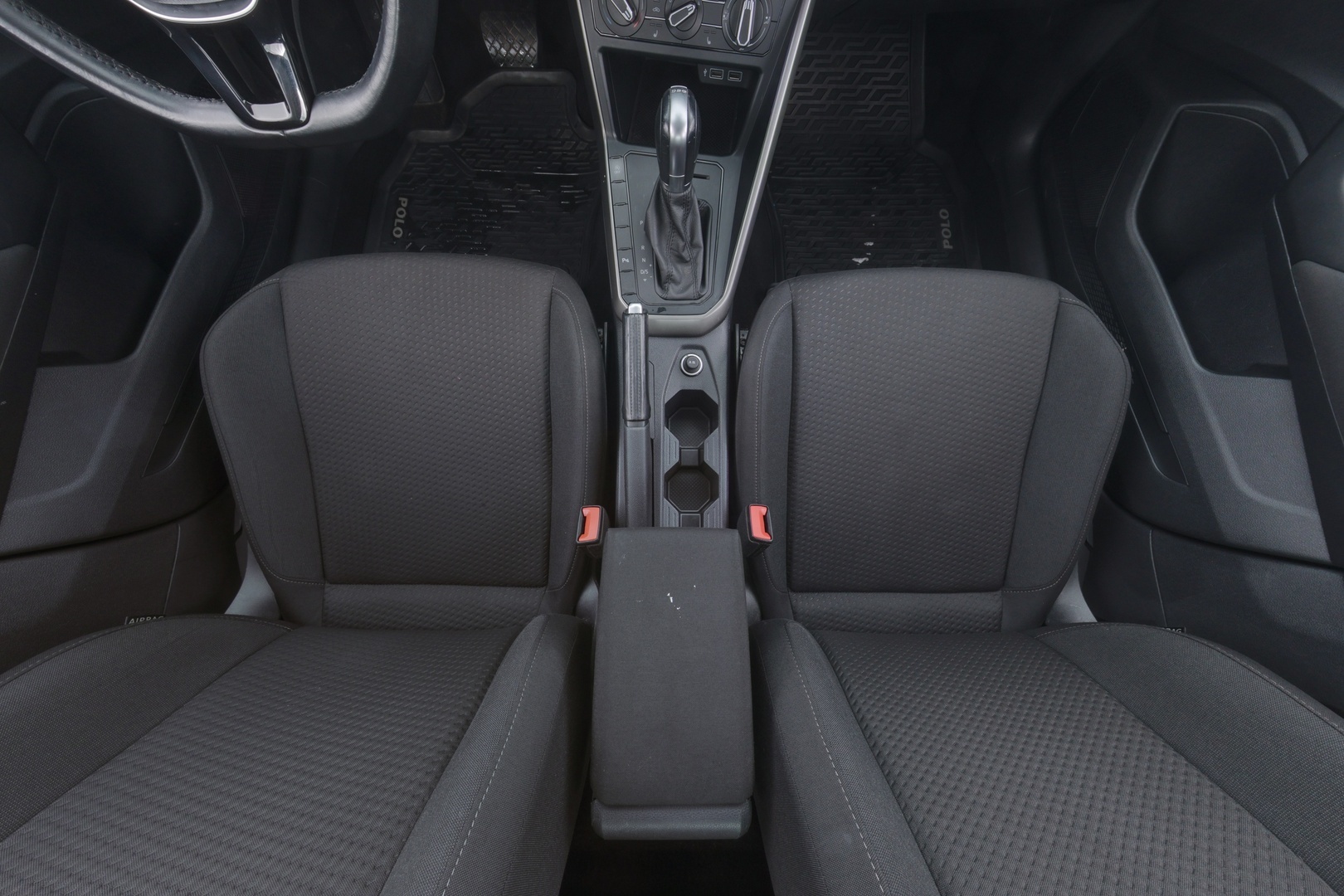 VOLKSWAGEN Polo 12