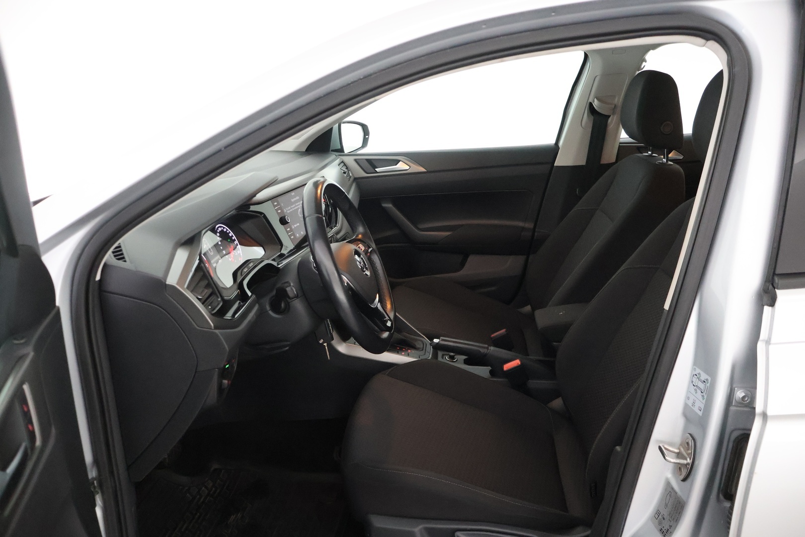 VOLKSWAGEN Polo 23