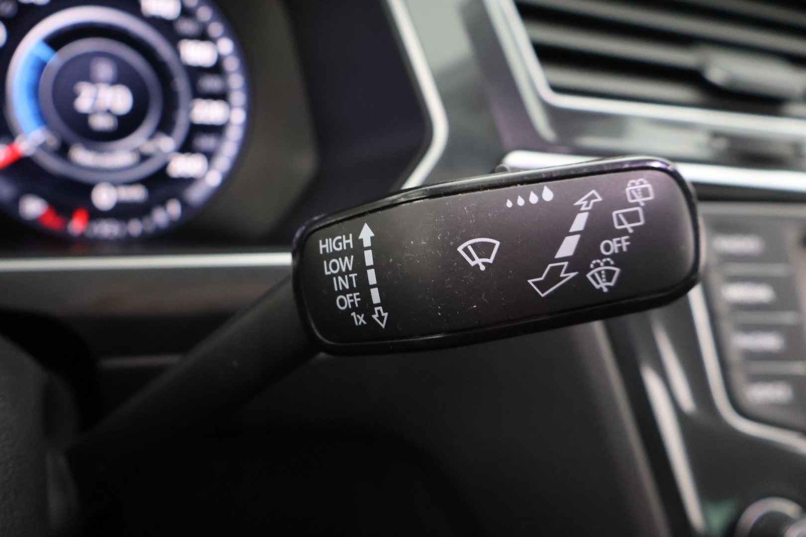VOLKSWAGEN Tiguan 2016