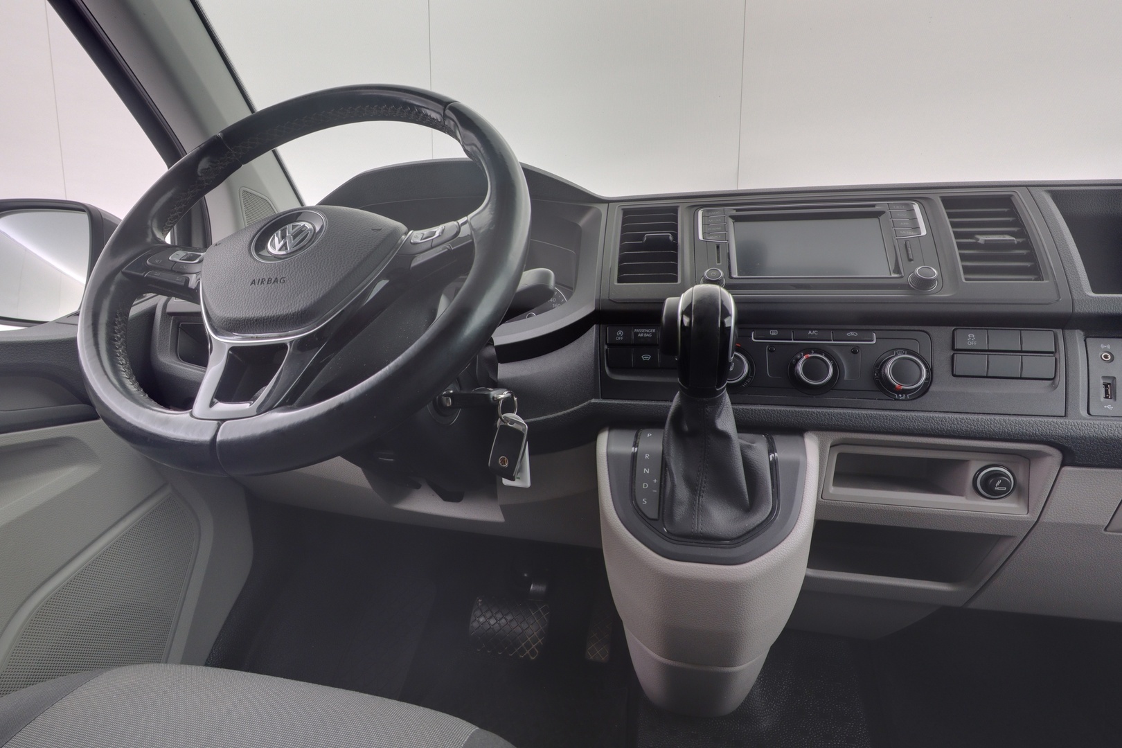 VOLKSWAGEN Transporter 11