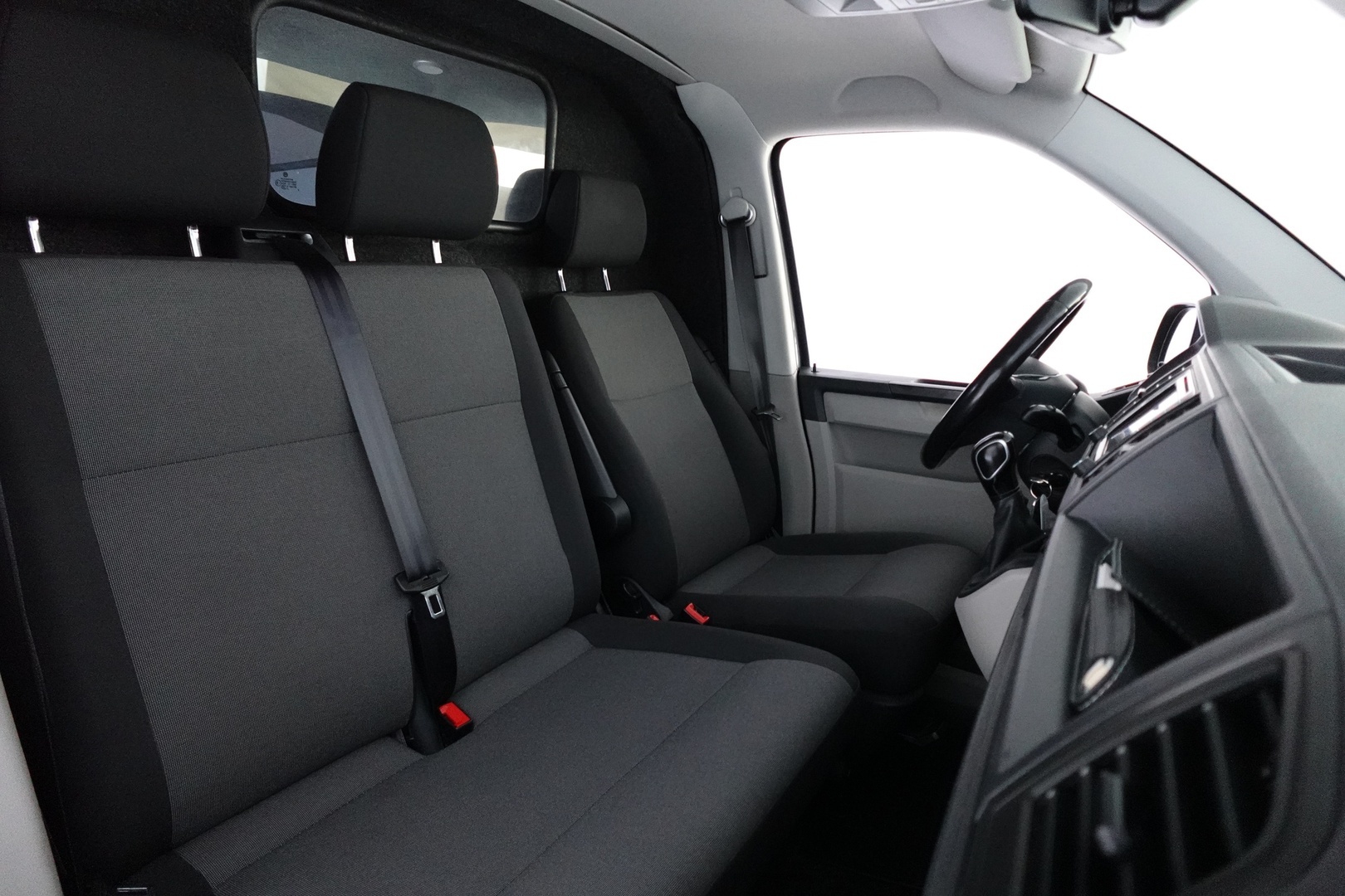VOLKSWAGEN Transporter 28