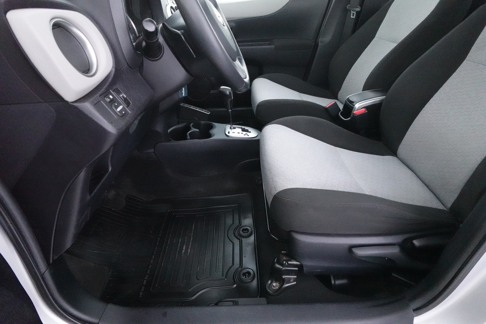 TOYOTA Yaris 2012
