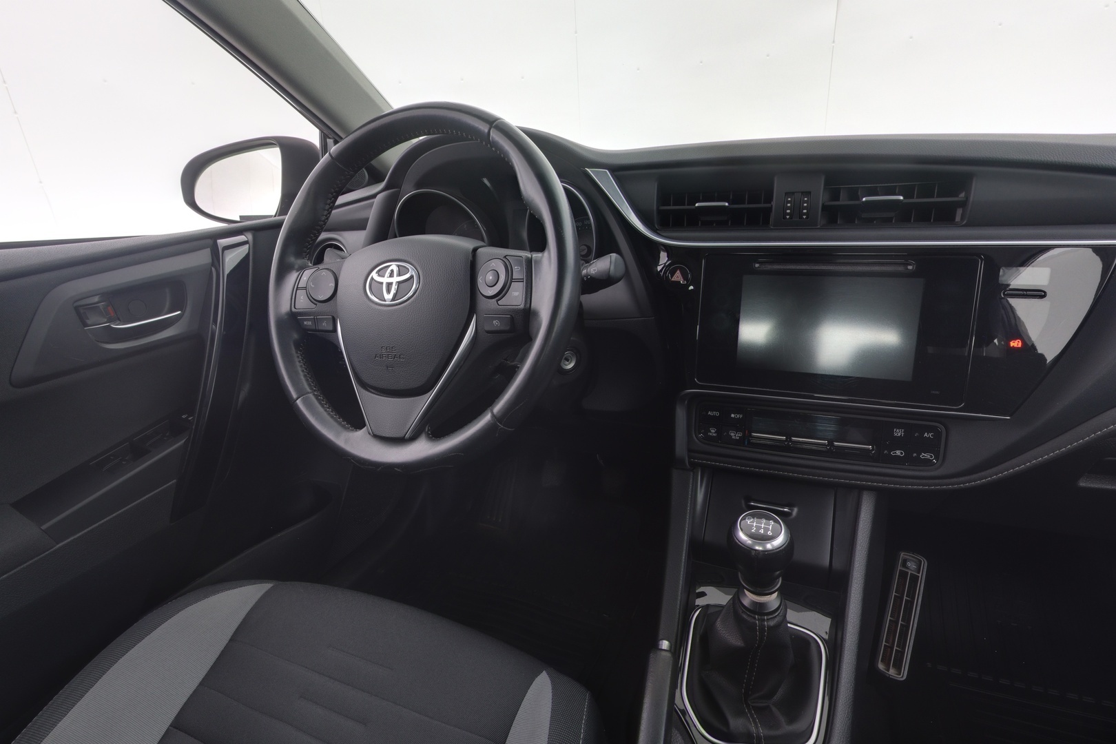 TOYOTA Auris 2016