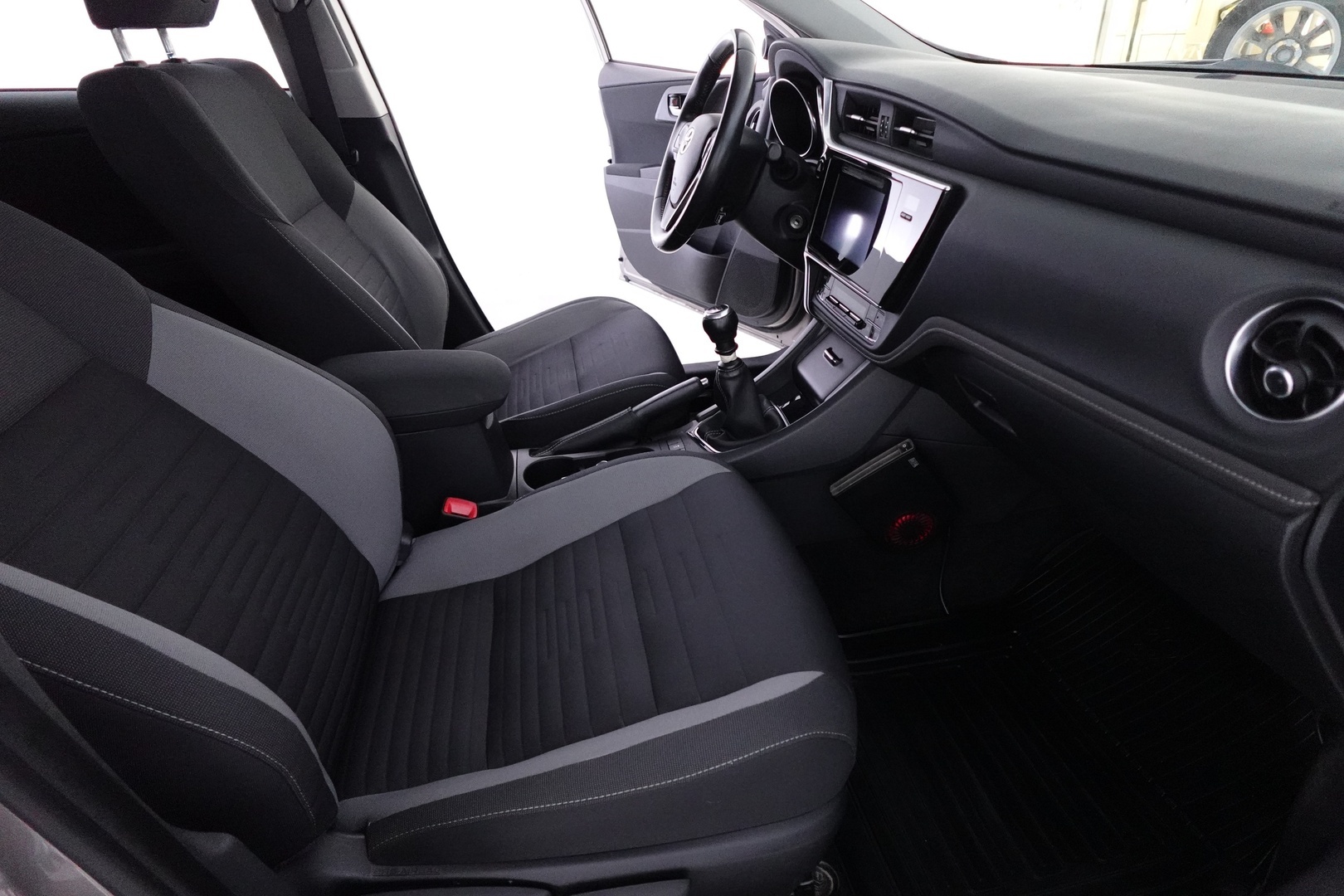 TOYOTA Auris 2016