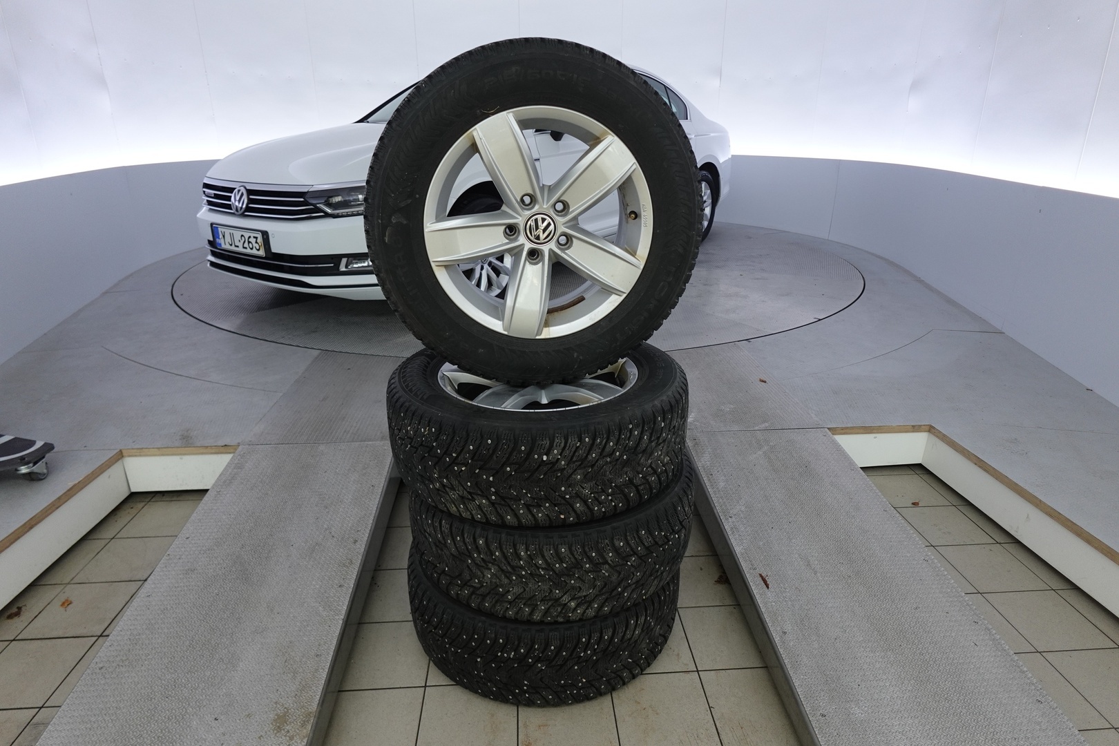 VOLKSWAGEN Passat 14