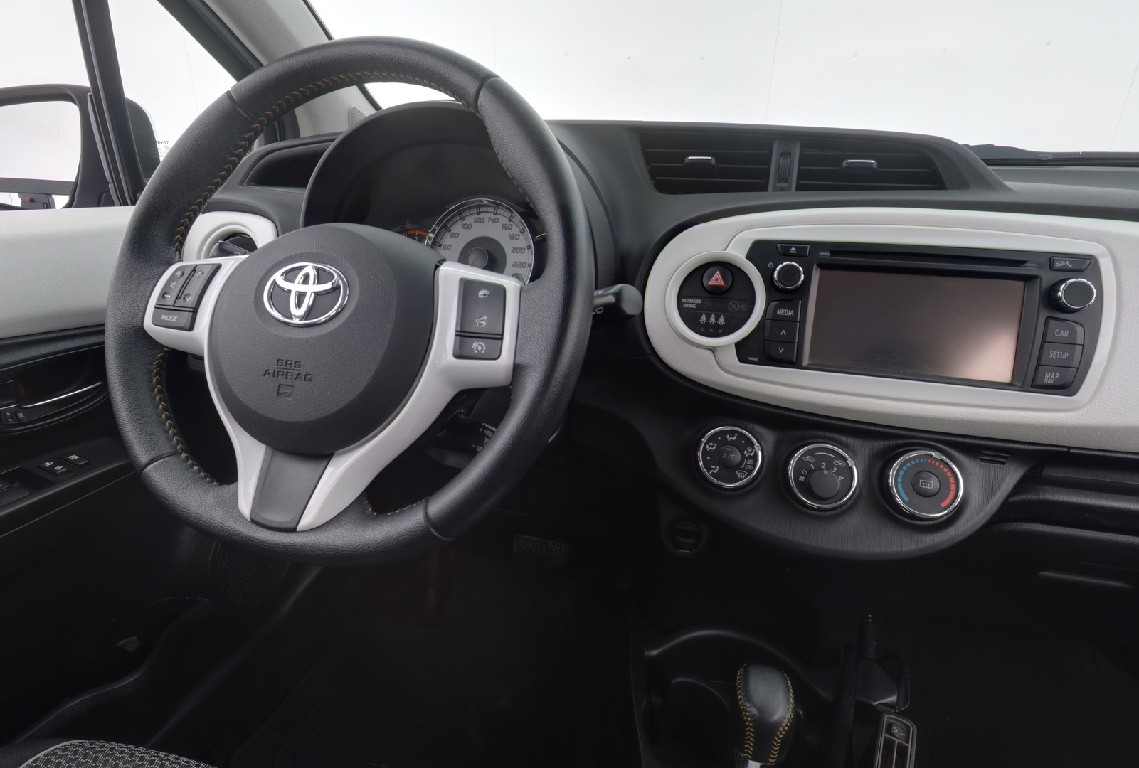 TOYOTA Yaris 2014