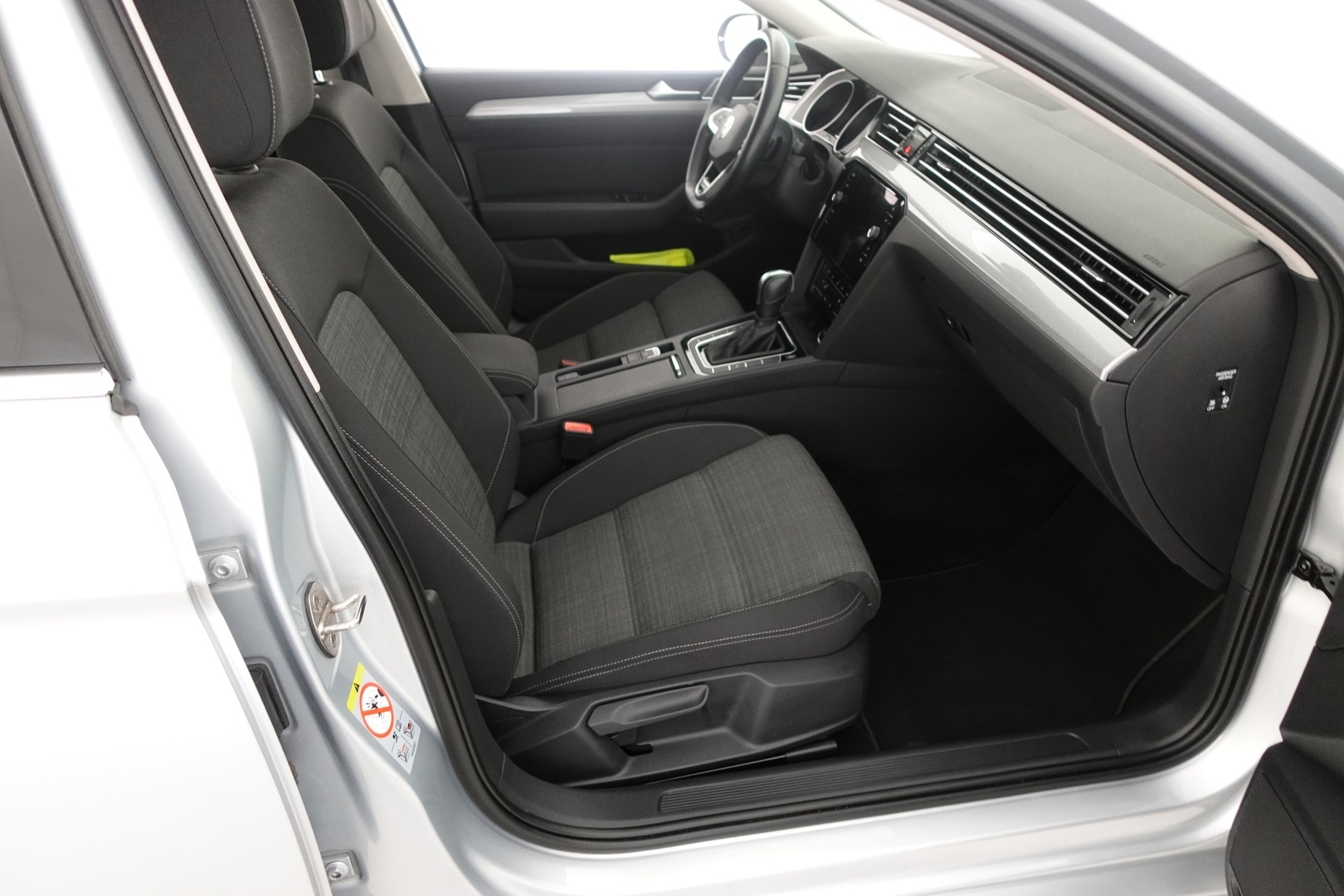 VOLKSWAGEN Passat 16