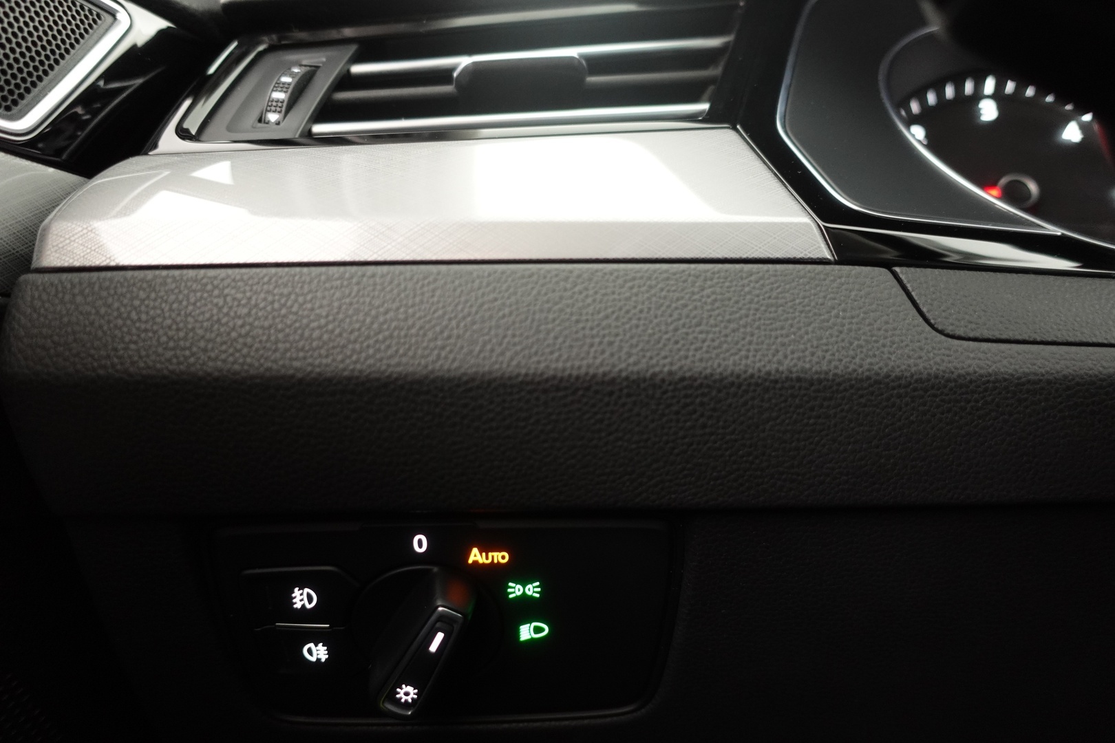 VOLKSWAGEN Passat 24