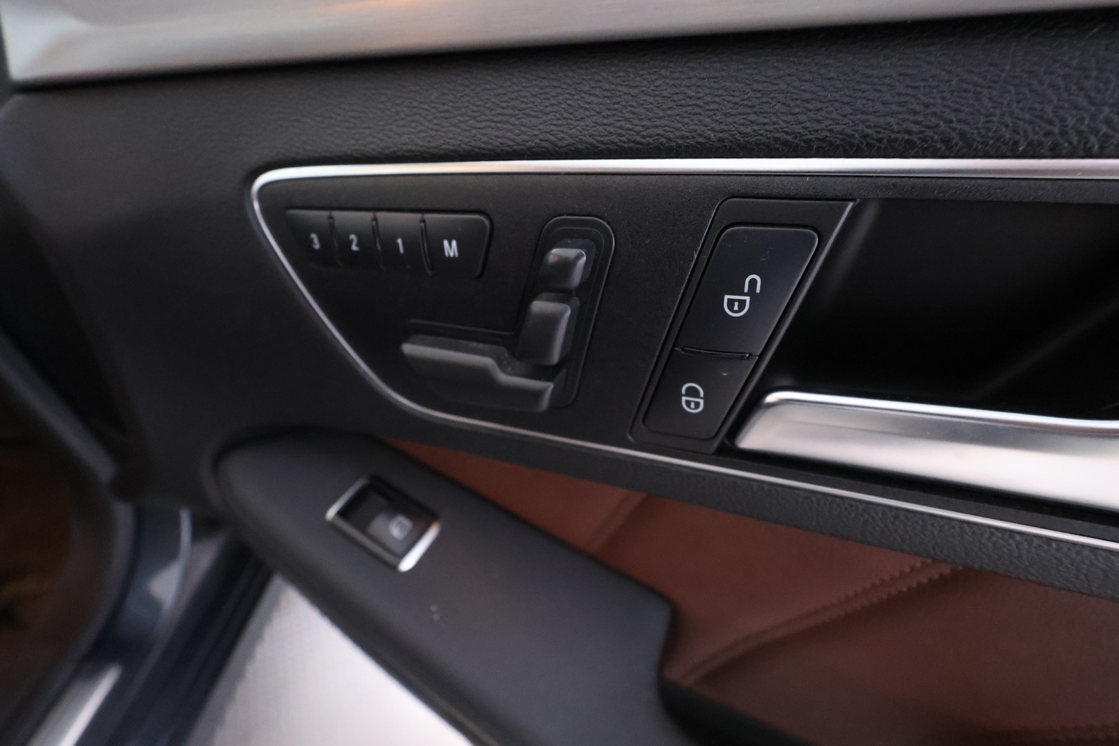 MERCEDES-BENZ E 2012