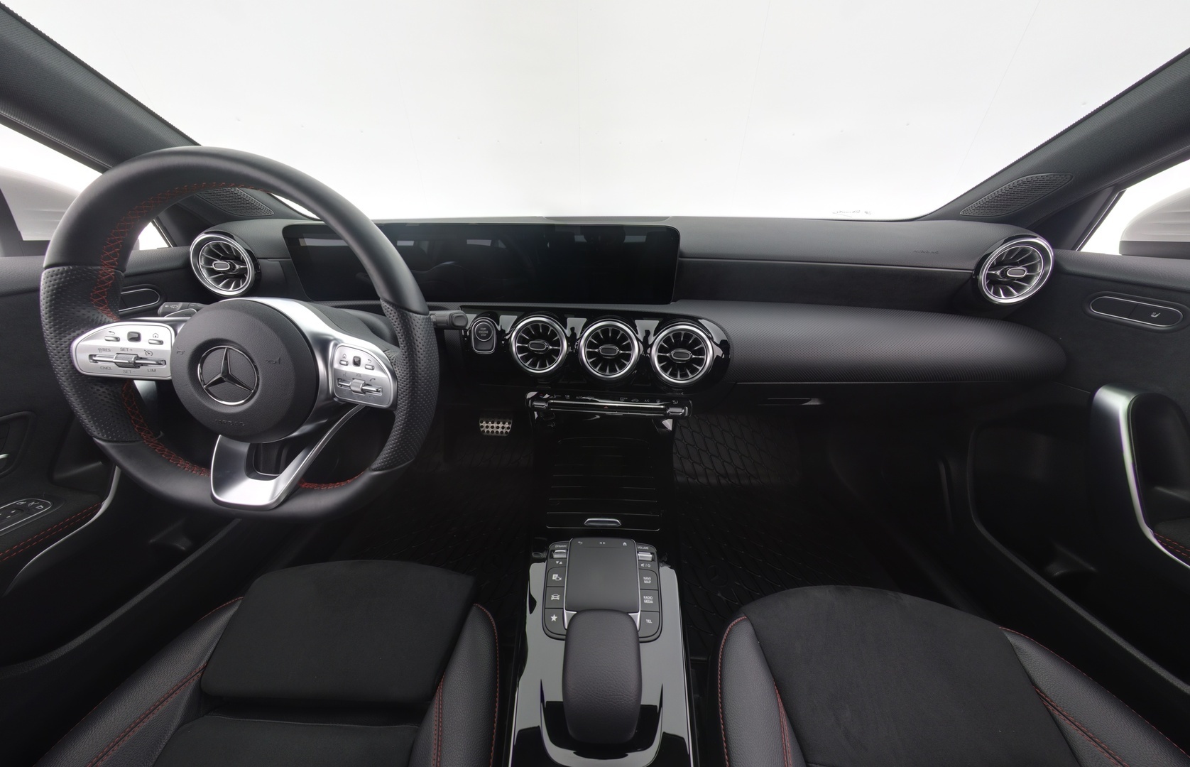 MERCEDES-BENZ A 2022