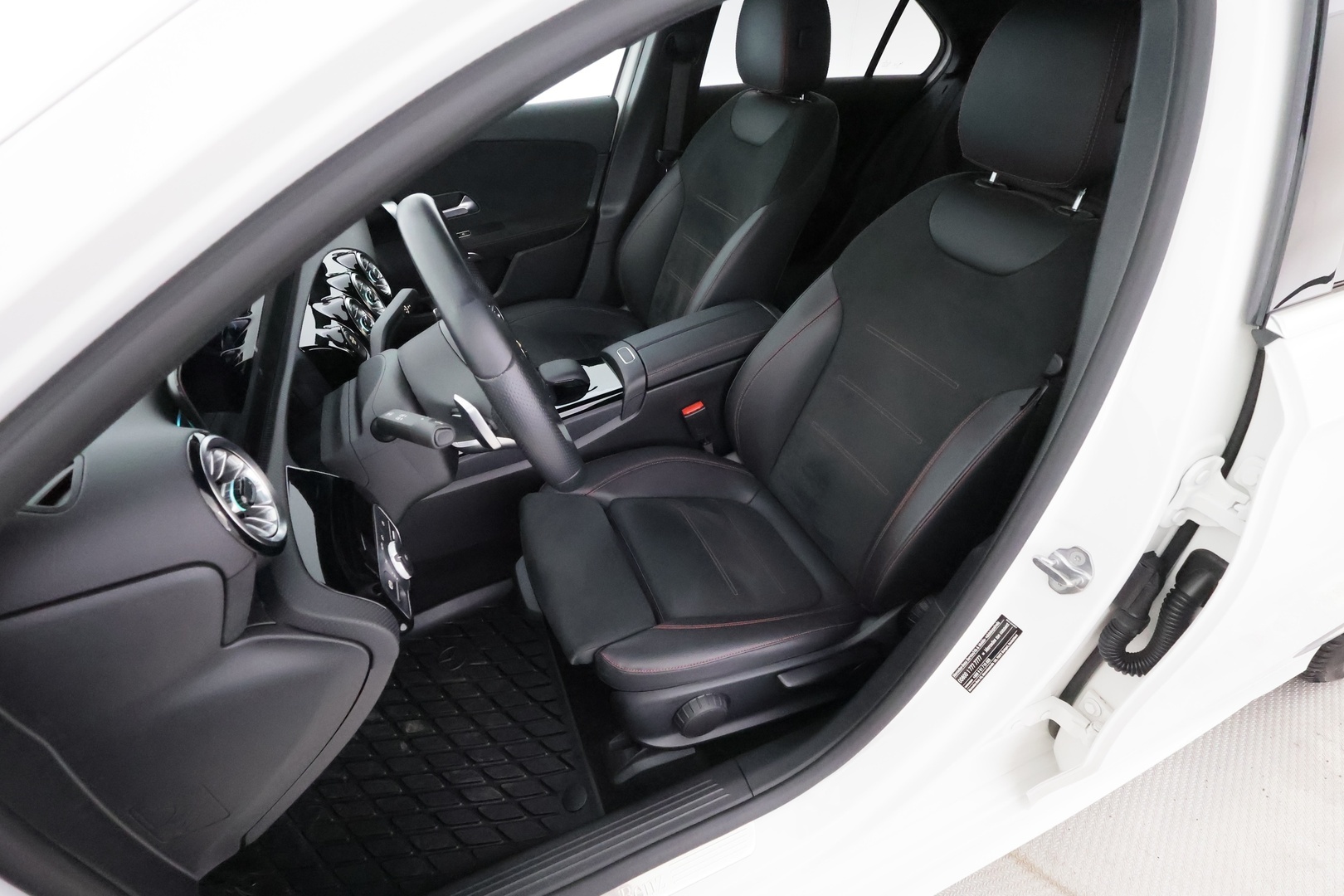 MERCEDES-BENZ A 2022