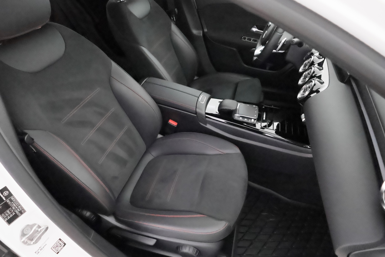 MERCEDES-BENZ A 2022