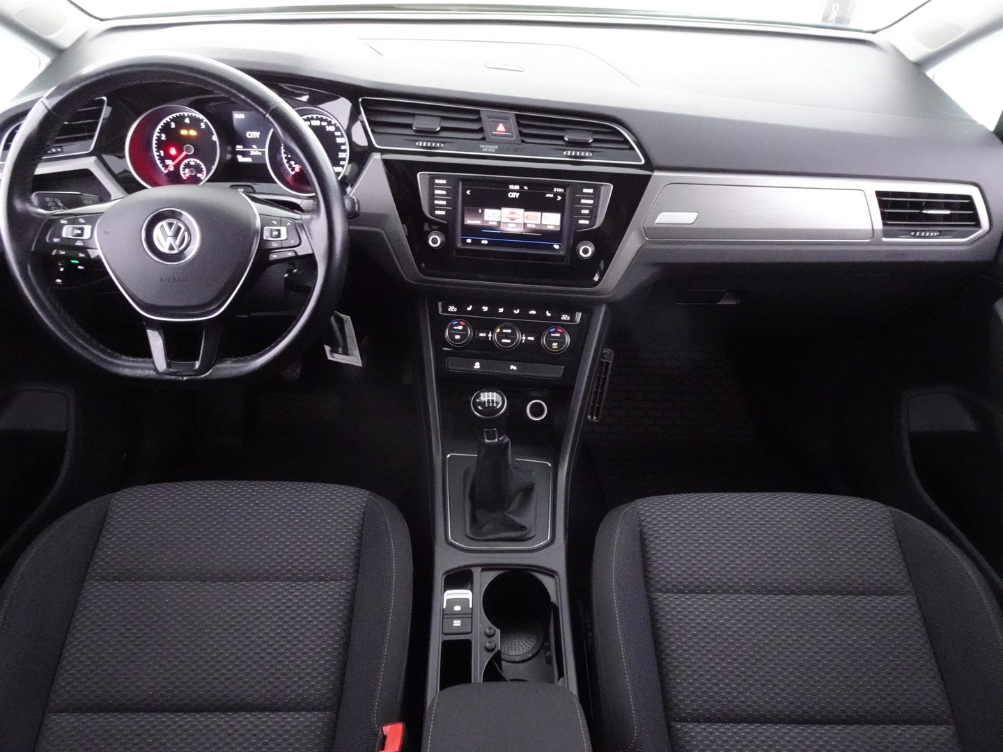 VOLKSWAGEN Touran 2016