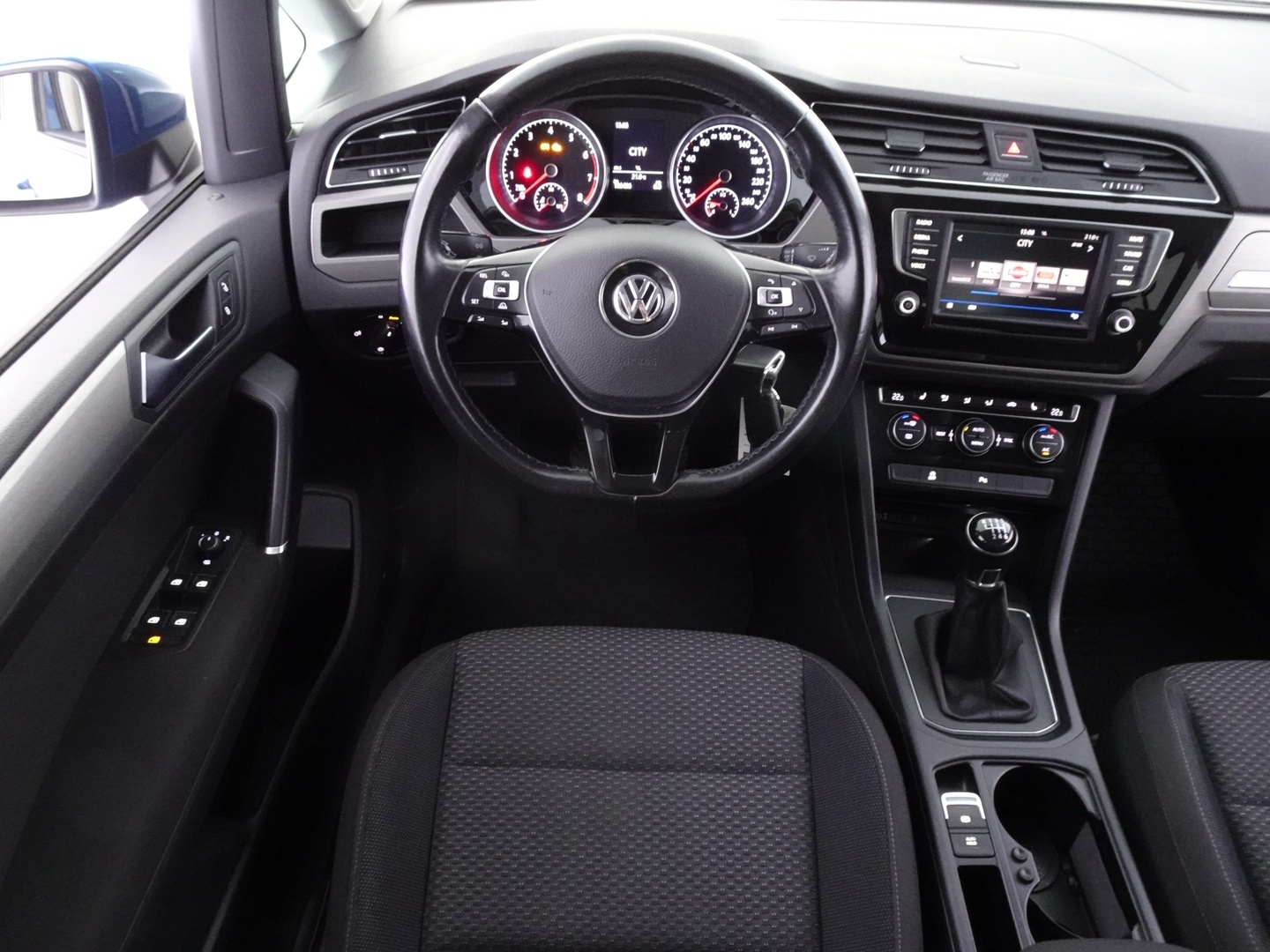 VOLKSWAGEN Touran 2016