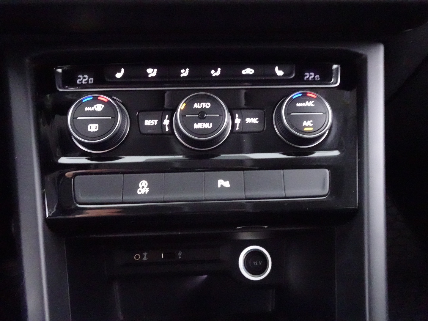 VOLKSWAGEN Touran 2016