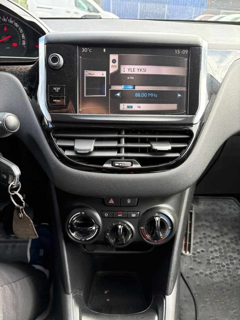 PEUGEOT 208 2012