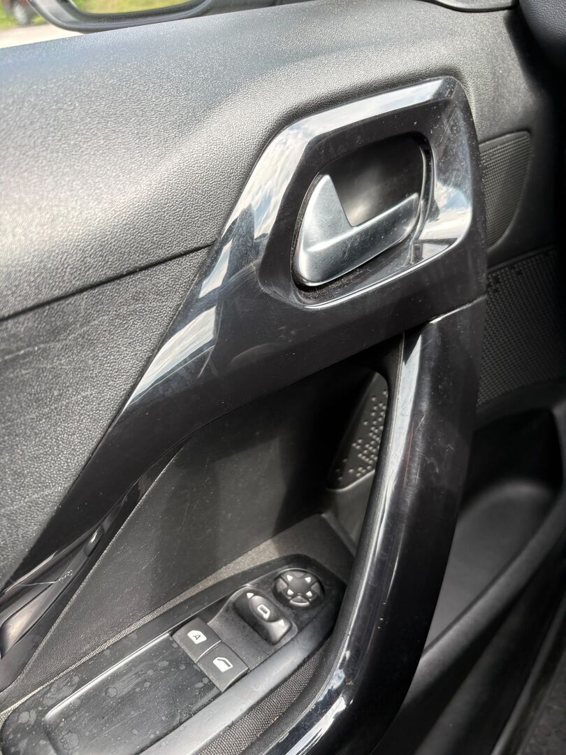 PEUGEOT 208 2012