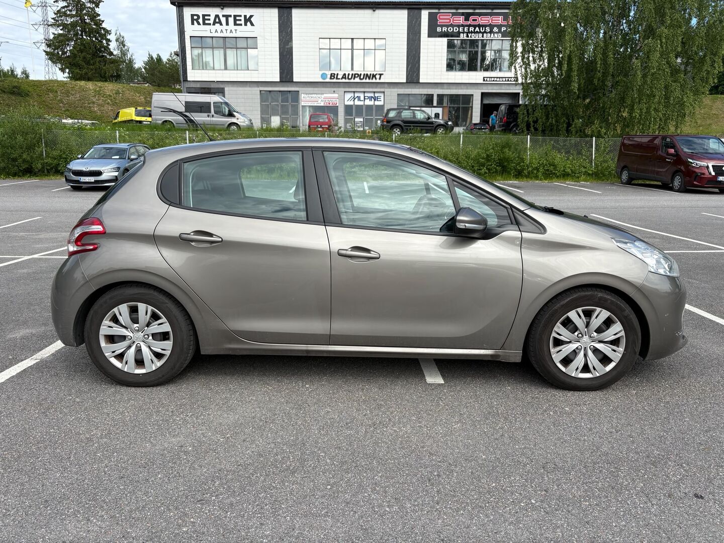 PEUGEOT 208 2012