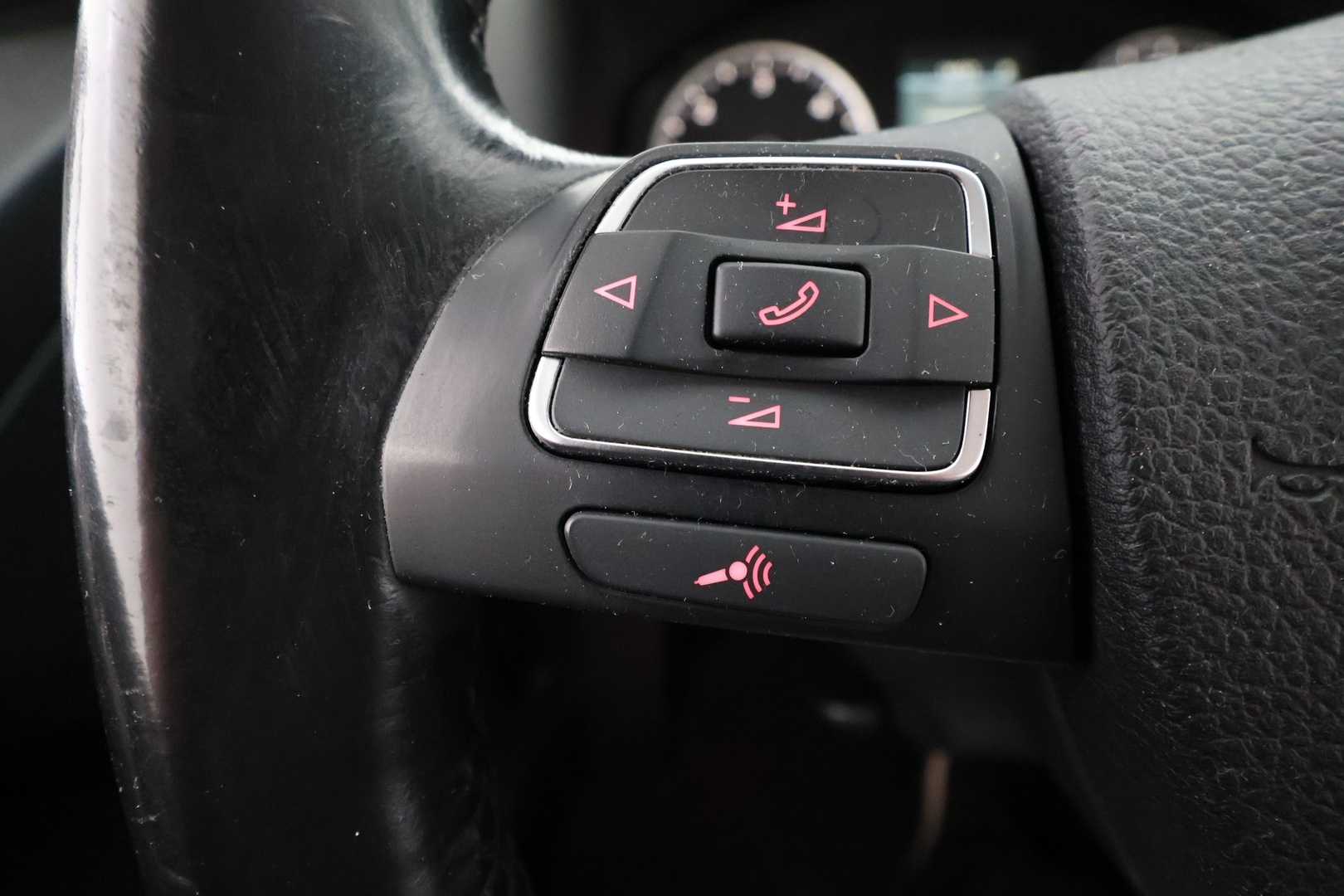 VOLKSWAGEN Tiguan 2011