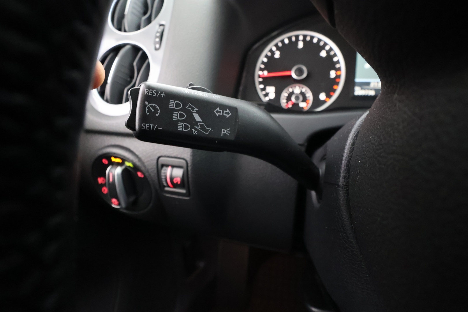 VOLKSWAGEN Tiguan 2011