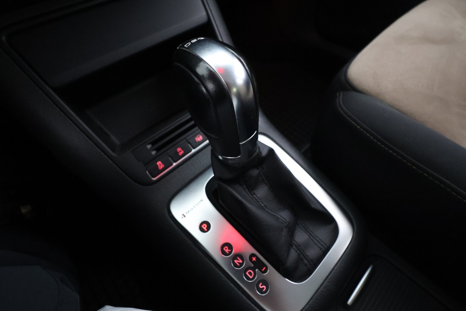 VOLKSWAGEN Tiguan 2011